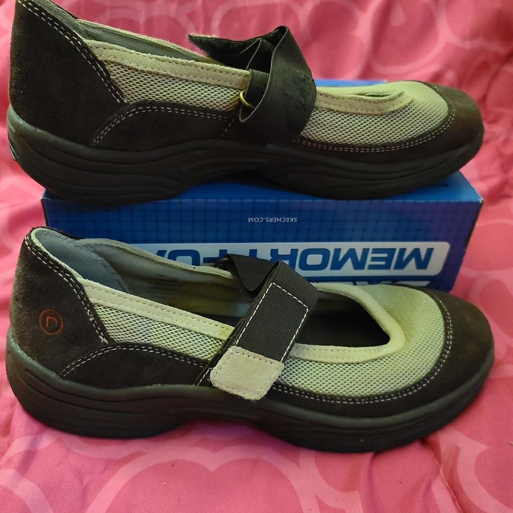 A pair of ladies rock sport shoes !
